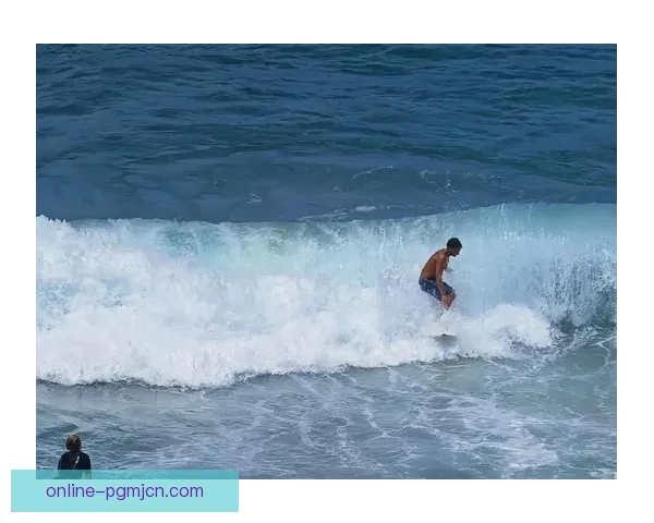 探寻极限乐趣：冲浪直播带你感受海浪澎湃的刺激之旅